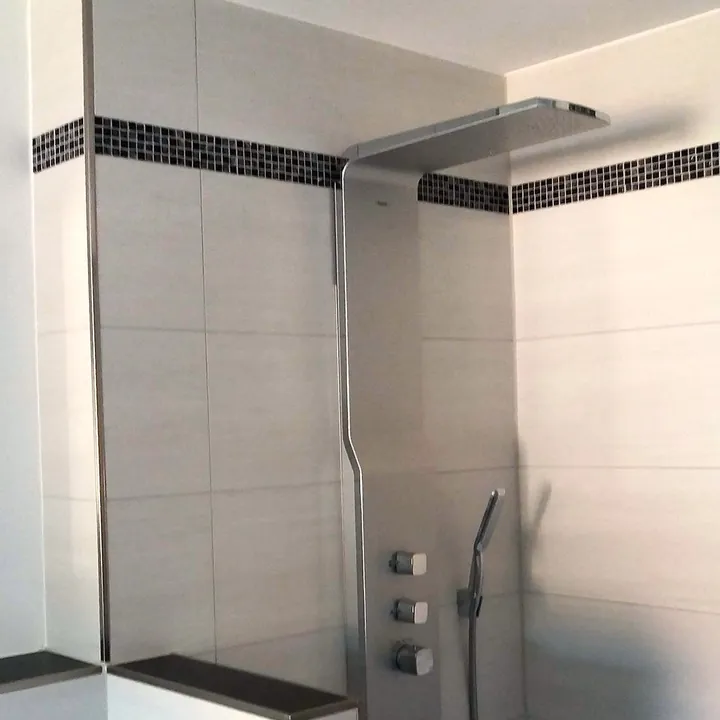 Mosaikband in der Dusche