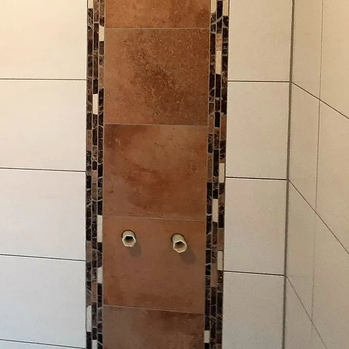 Fliesenstreifen mit Mosaikkante