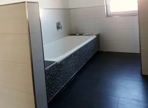 Badewanne mit Mosaikverkleidung