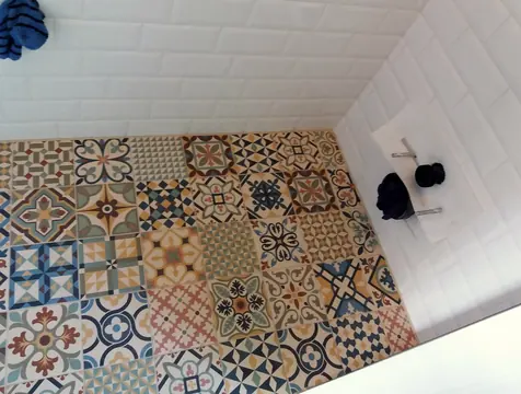 WC-Boden mit bunten Musterfliesen
